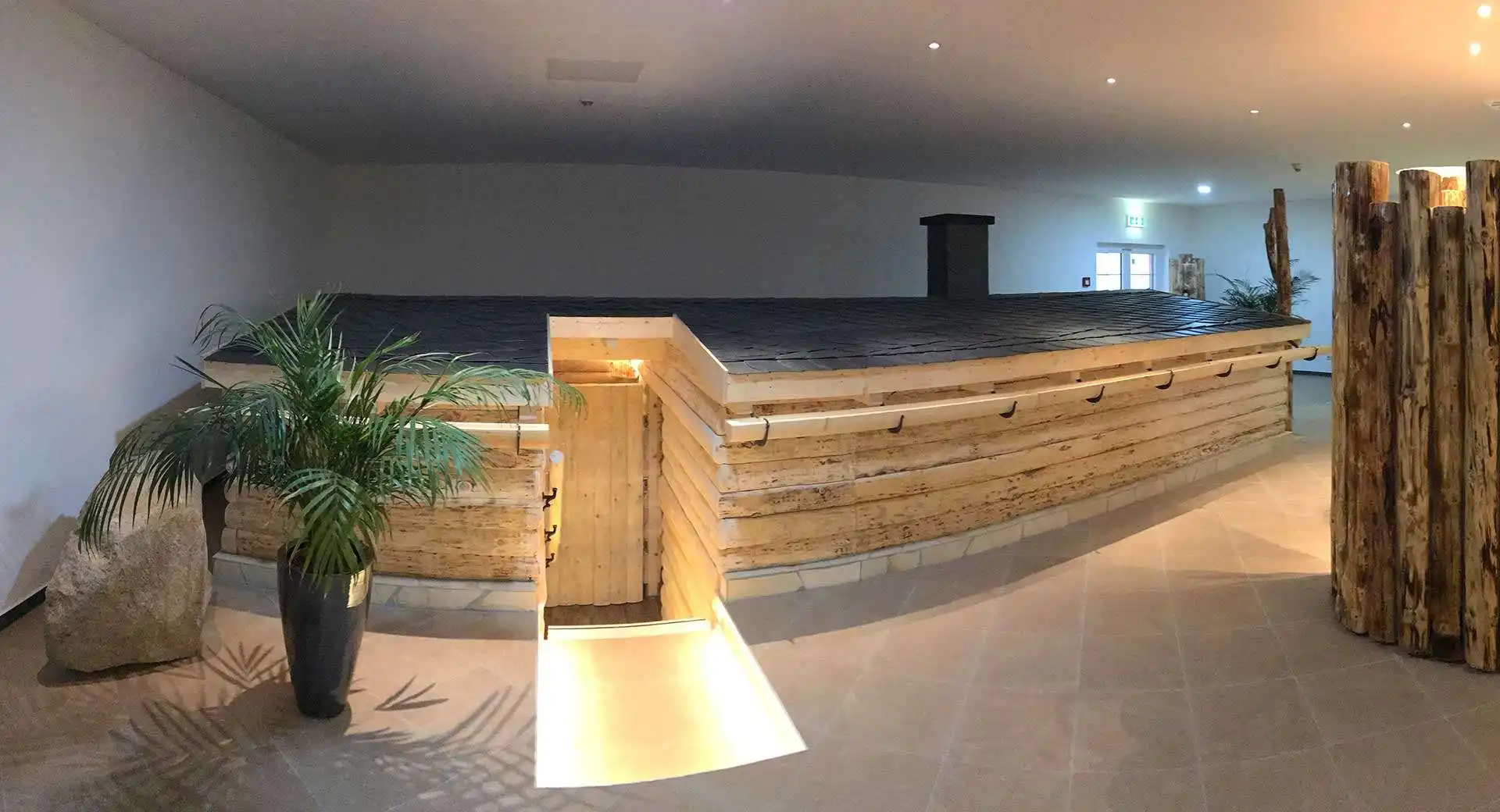 Ein Wellnessbereich im Hotel Alpina Lodge in Oberwiesenthal. Ein Holenzimmer mit einem Holenzimmer ist im Vordergrund