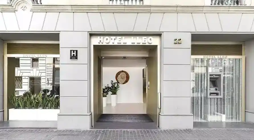 Ein Eingangsbereich des Hotels Hotel Llèo in Barcelona. Die Eingangstür ist mit einem großen H gekennzeichnet und zeigt