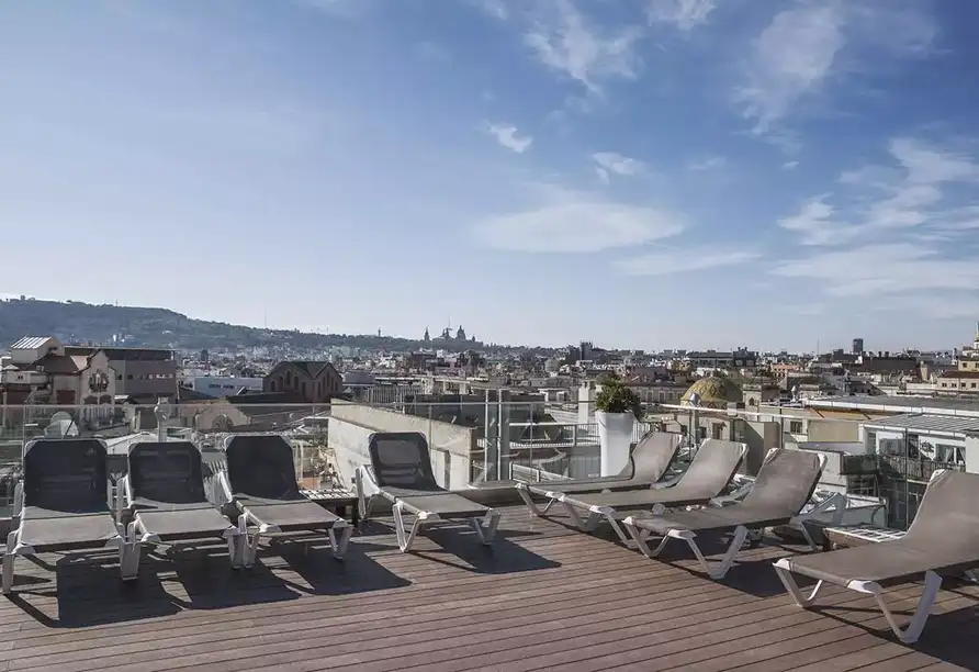 Einen doppelten Blick aus einem Roof-Terrasse auf eine Stadtansicht. Die Aussicht bietet einen Blick auf die dicht bebauten