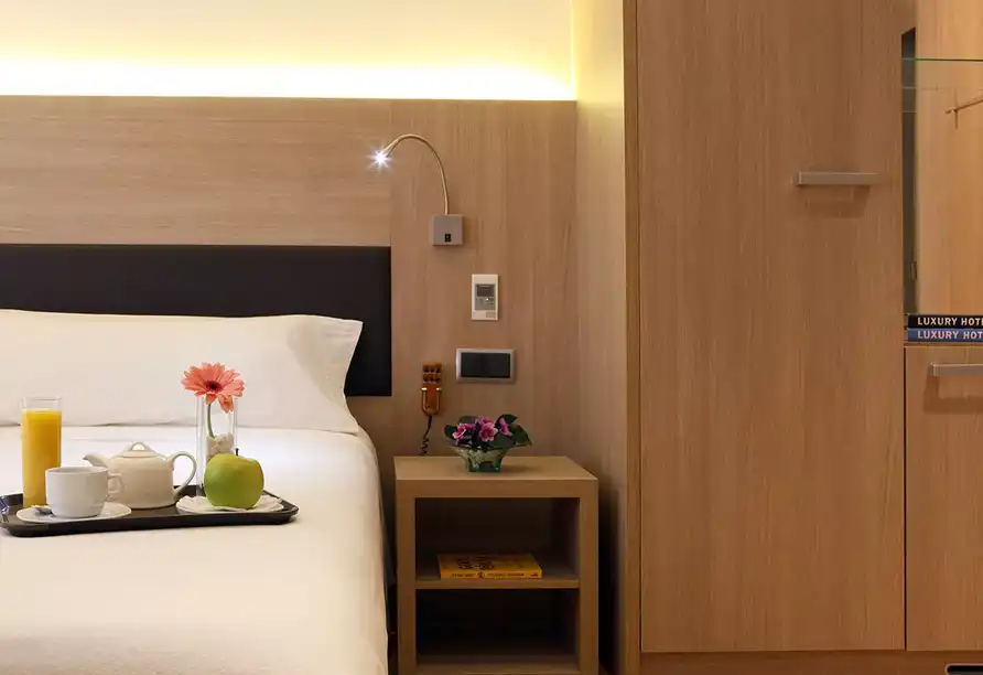 Ein Zimmer im Luxus-Hotel in Barcelona während der Adventszeit. Das Zimmer verfügt über einen bequemen Bettenbereich mit