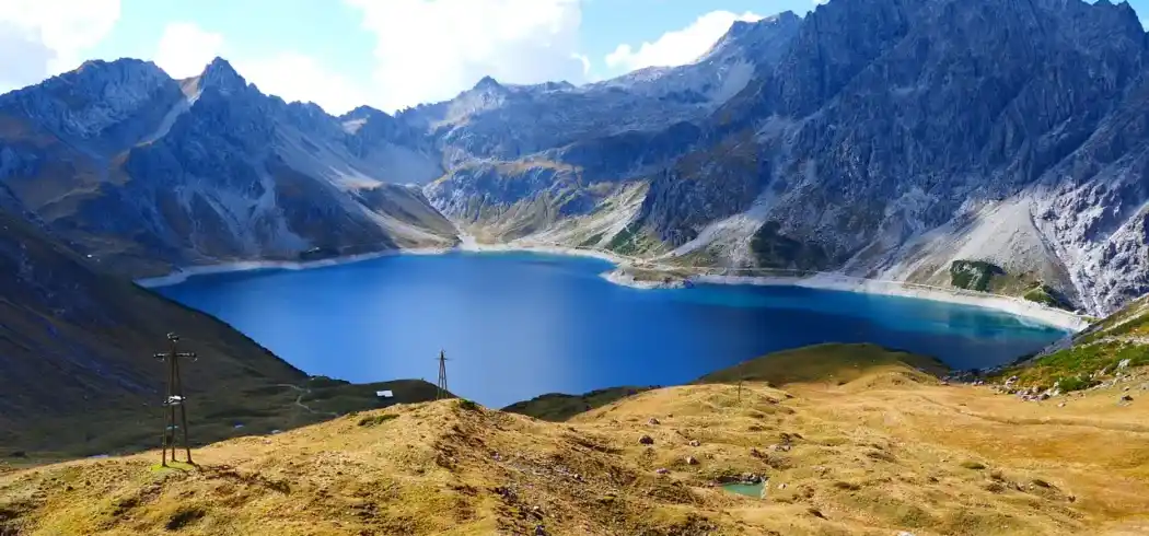 Einen atemberaubenden Blick auf den Blauen Silvretta, ein klares blau-blau gefärbtes Tal, das von majestätischen Bergen