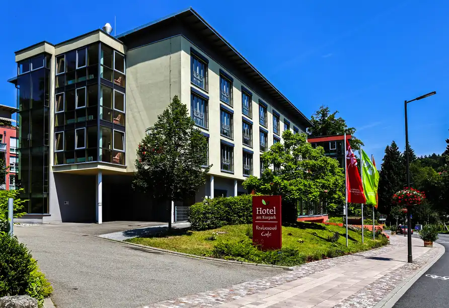 Das Nashira Kurpark Hotel HP in Bad Herrenalb. Das Hotel ist ein großes Gebäude mit modernem Architekturstil, das sich gut