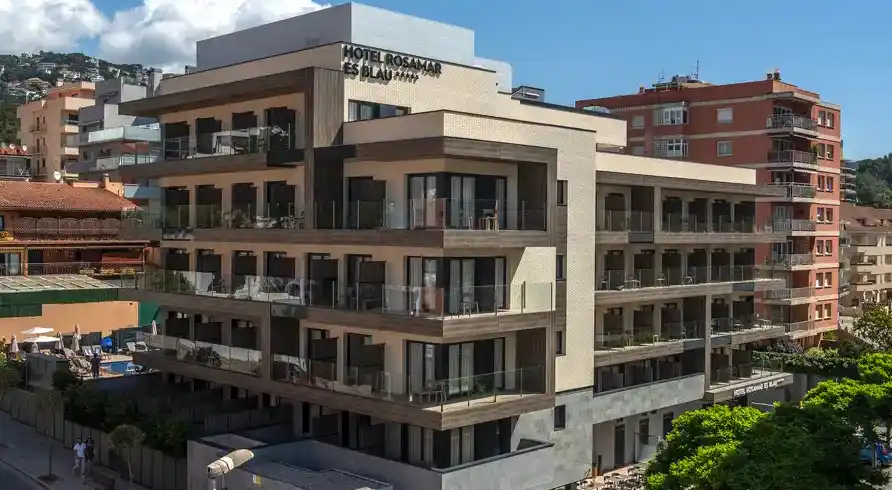 Das Hotel Rosamar in Lloret de Mar, einem Ort auf der Costa Brava in Spanien. Das Hotel ist ein moderner Bau mit mehreren
