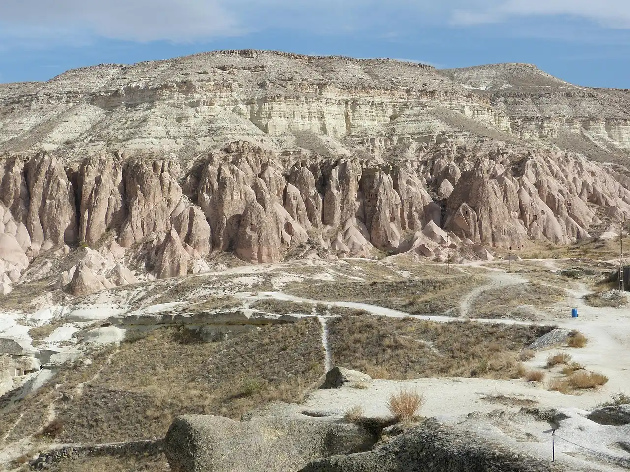 Die Bilder zeigt eine beeindruckende Landschaft mit roten und weißen Kalkterrassen. Die Formen sind einzigartig und erzeugen