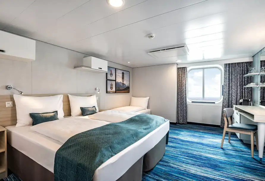 Ein Zimmer auf dem Schiff Mein Schiff 1, das für einen Urlaub in Norwegen geeignet ist. Das Zimmer verfügt über ein großes