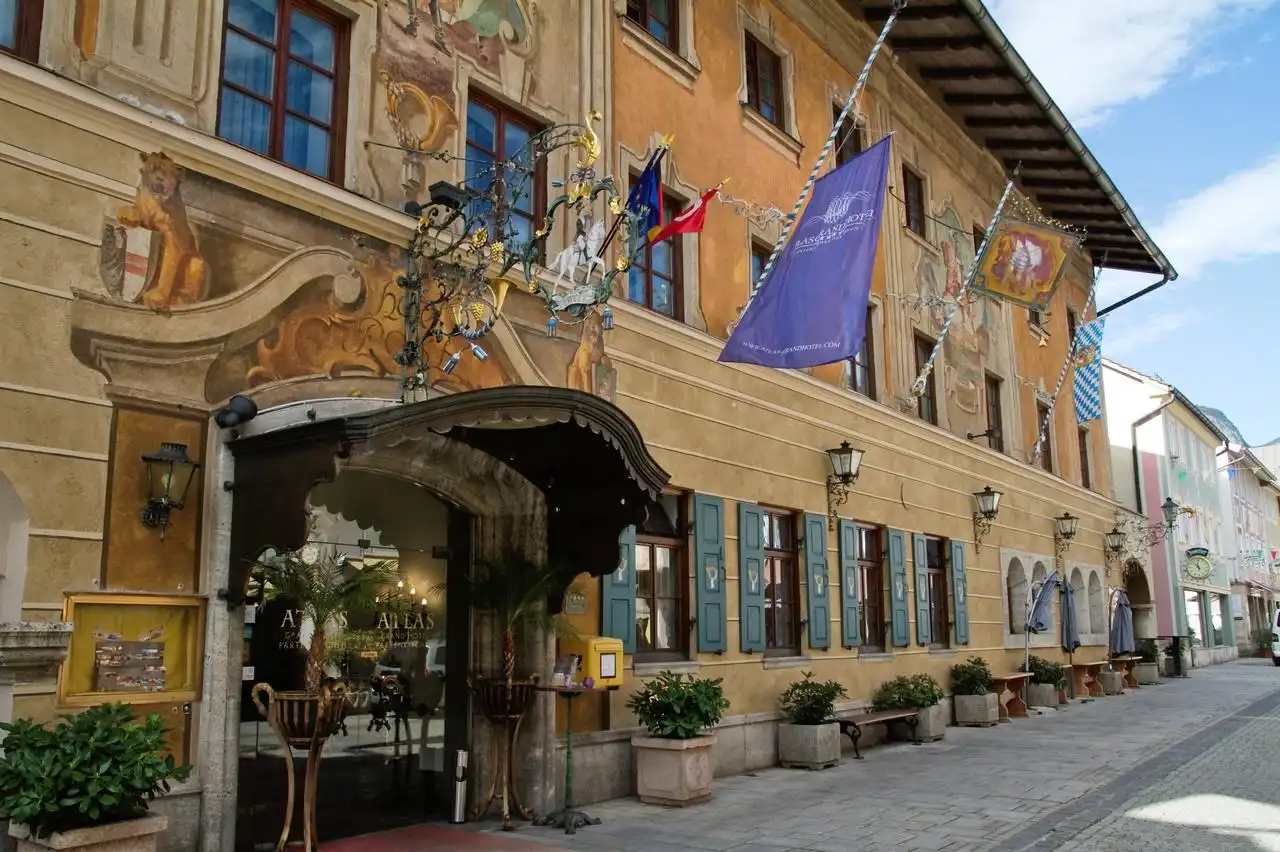 Das historische ATLAS GRAND HOTEL**** in Garmisch-Partenkirchen, einem beliebten Winter- und Sommerziel in Bayern,
