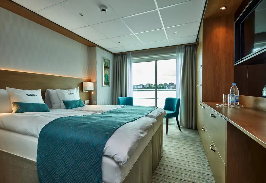 Ein Zimmer im Hotel MS VistaSky bietet einen Blick auf das Küstenbad. Das Zimmer verfügt über ein großes Bett mit blauen und