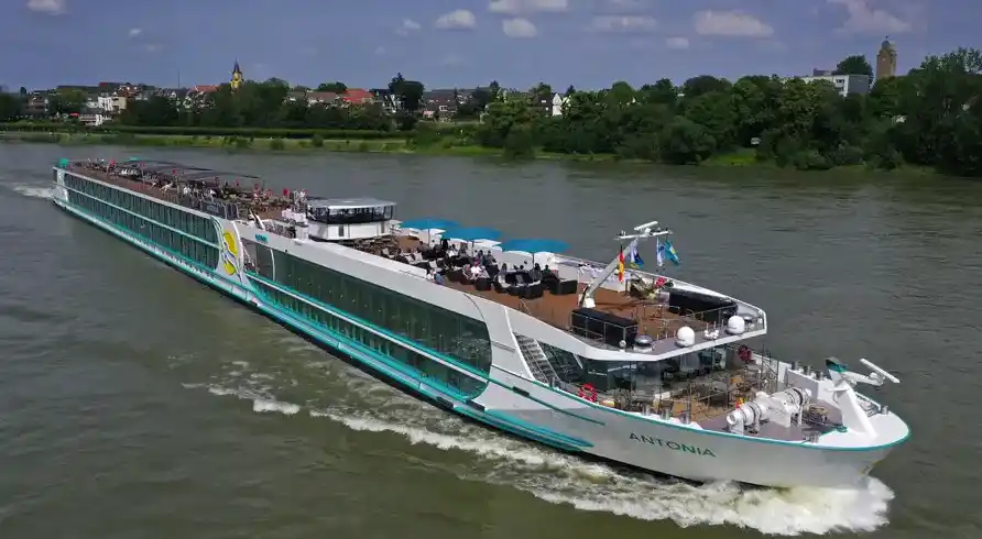 Einen großen Flusskreuzfahrtsschiff, das MS Antonia, auf der Rhine fährt. Das Schiff ist weiß und blau lackiert und hat