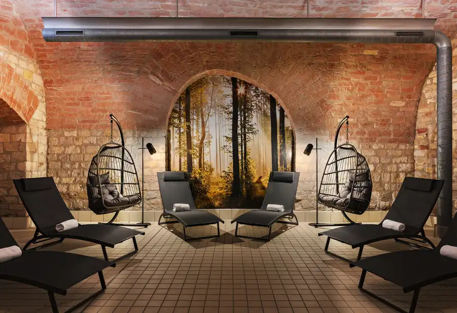Ein gemütliches Loungebereich im Leonardo Hotel in Mainz. Es gibt zwei Sessel und zwei Hangsessel, die für Entspannung und