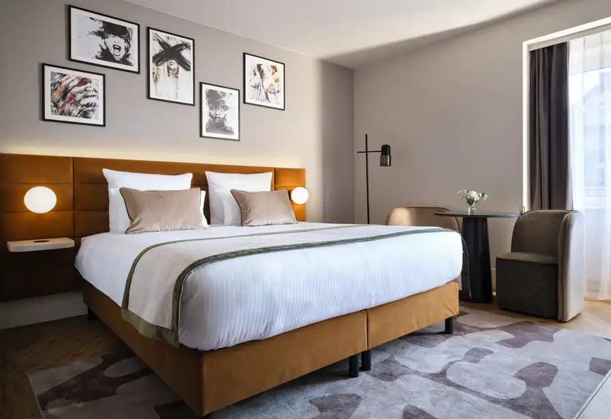 Das Zimmer des Leonardo Hotels in Mainz zeigt ein komfortables und stilvolles Ausstattungsstil. Es verfügt über ein großes