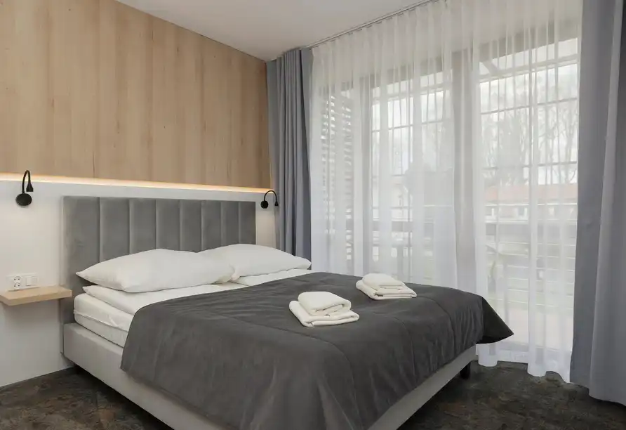 Ein Schlafzimmer im Hotel Willa Arielka/Willa Florek, das für drei Nächte ab 99€ an der polnischen Ostsee verankert ist. Das
