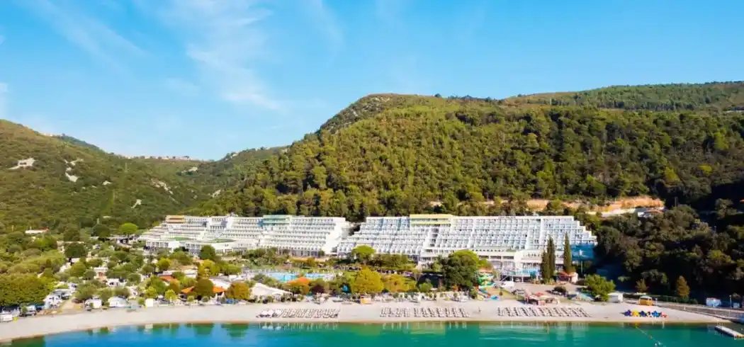 Das Hotel Hedera in Rabac, Istrien, Kroatien. Das Hotel liegt direkt am Meer, umgeben von Hügeln mit dichter Vegetation. Die