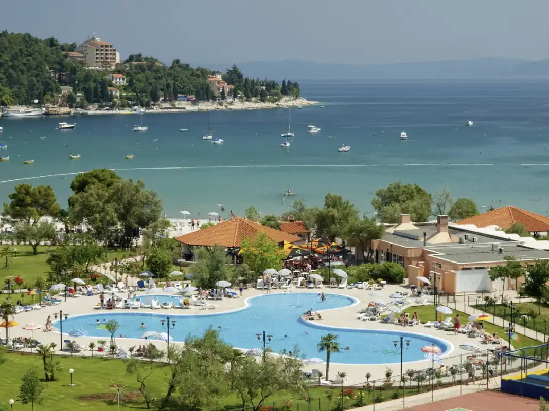 Einen Außenpool des Hotels Hedera in Rabac, Istrien, Kroatien. Die Einrichtung ist für Familien, Aktivurlauber und