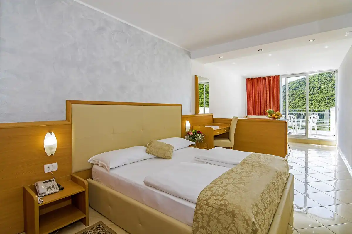 Ein Zimmer im Hotel Hedera in Rabac, Istrien, Kroatien. Das Zimmer verfügt über ein großes Bett mit beige und weißen