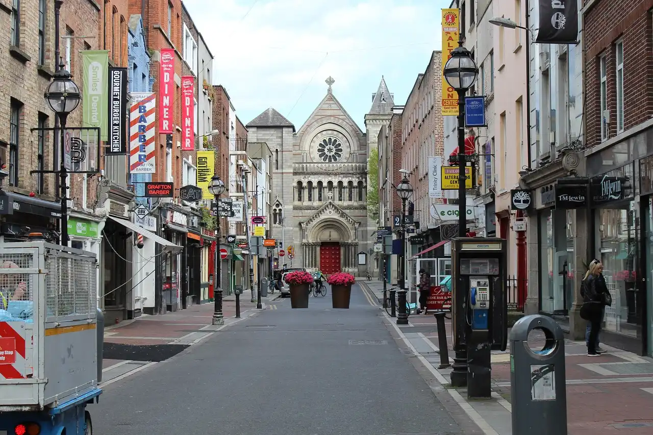 Eine belebte Stadtstraße in Dublin, Irland. Die Straße ist mit verschiedenen Geschäften und Restaurants ausgestattet,