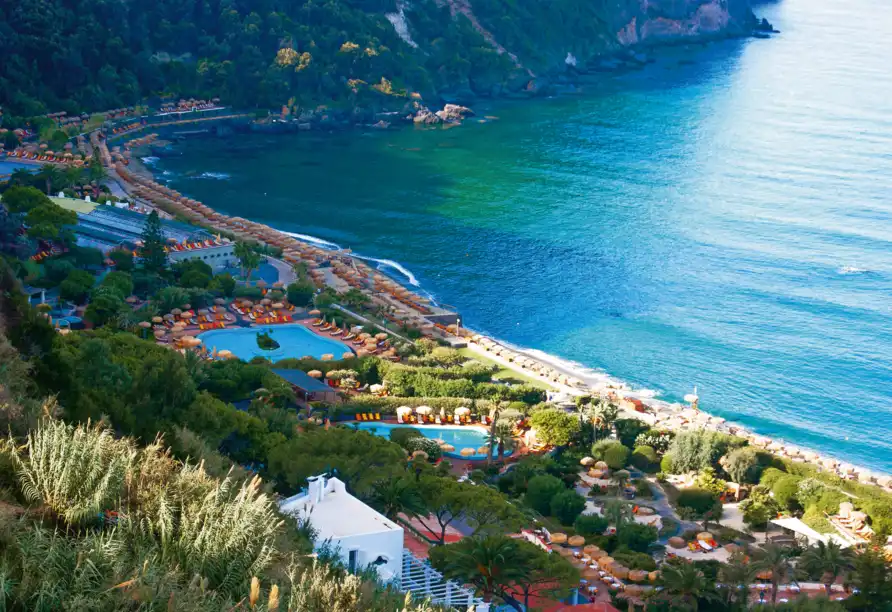 Eine beeindruckende Aussicht auf die Küste von Ischia und der Amalfitana. Reihen von Strandstühlen und Sonnenschirmen sind
