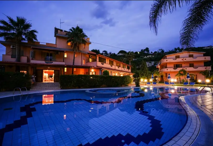 Einen Indoorpool des Hotels Reitenberger in Marienbad. Der Indoorpool ist mit blauen und schwarzen Quadraten gekennzeichnet