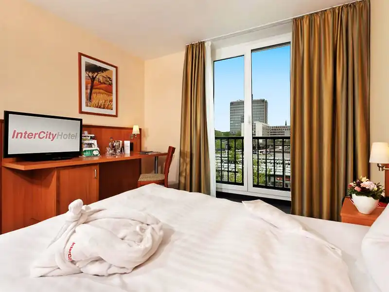 Ein Zimmer im Flemings Hotel Bremen Bahnhofsplatz mit Blick auf die Stadt und einen Blick auf die Stadtlandschaft. Das