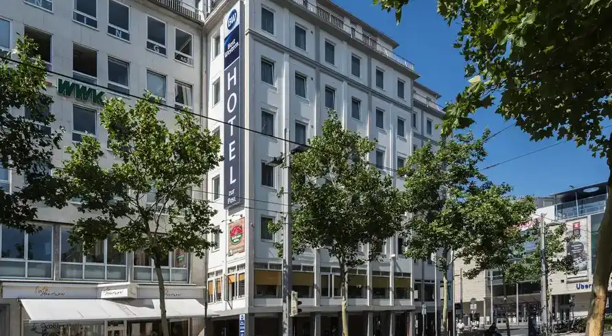 Das Best Western Hotel zur Post, ein Hotel in Bremen. Das Gebäude ist weiß und hat mehrere Stockwerke. Auf dem Gebäude ist