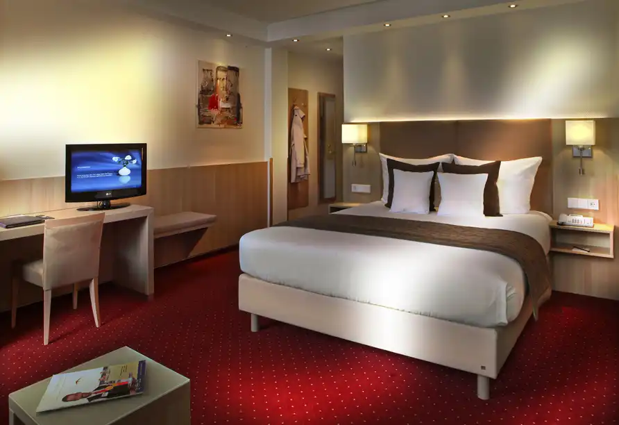 Ein Zimmer im Best Western Hotel zur Post in Bremen. Das Zimmer verfügt über ein großes Bett mit weißen und braunen