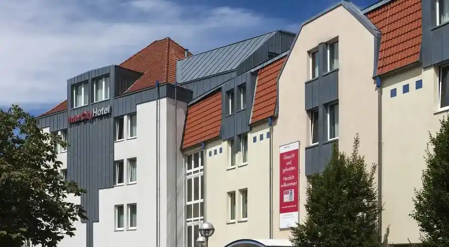 Das IntercityHotel Celle, das sich am Rand der historischen Altstadt befindet. Das Gebäude hat ein modernes Aussehen mit
