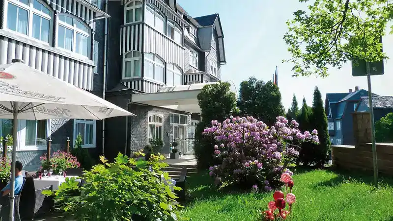 Neuhaus am Rennweg - Bild 1