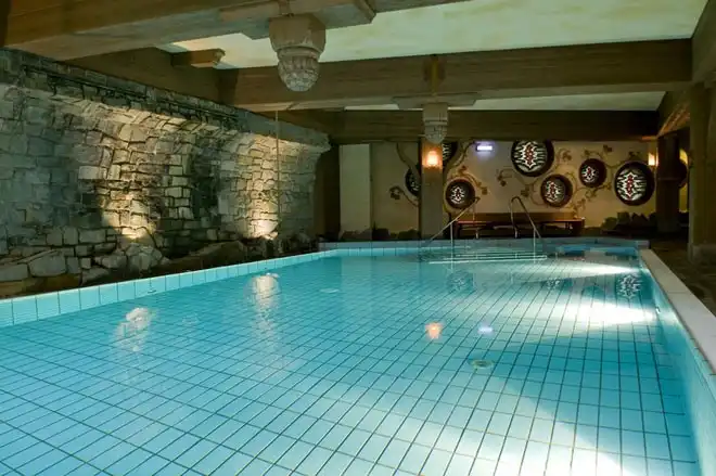 Ein Indoorpool im Hotel Upstalsboom Landhotel Friesland Varel