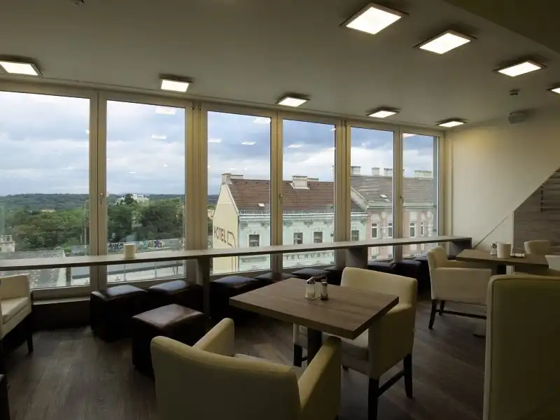 Ein Zimmer im HB1 Design & Budget Hotel Wien-Schönbrunn mit Blick auf das Schloss Schönbrunn. Das Zimmer verfügt über einen
