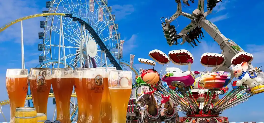 Einen festlichen Oktoberfest-Szenario mit verschiedenen Attraktionen und Getränken. Im Vordergrund sind fünf große Bierkrüge