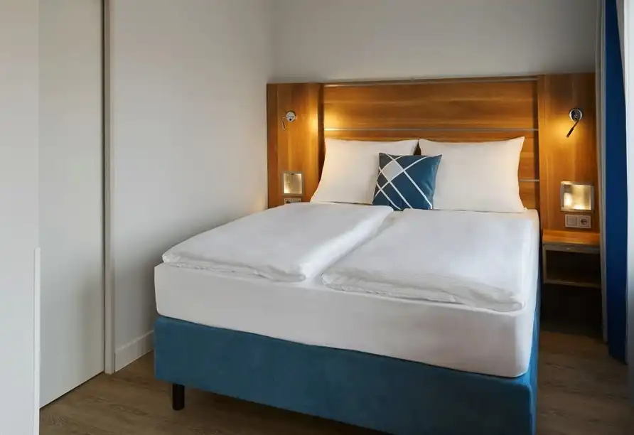 Ein Zimmer im Hotel Four Points Flex Kiel by Sheraton, Kronshagen. Das Zimmer verfügt über ein großes Bett mit weißem