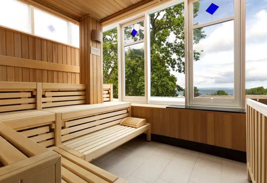 Ein Zimmer im Vju Hotel Rügen mit Blick auf die Ostsee und umgebende Grünlage
