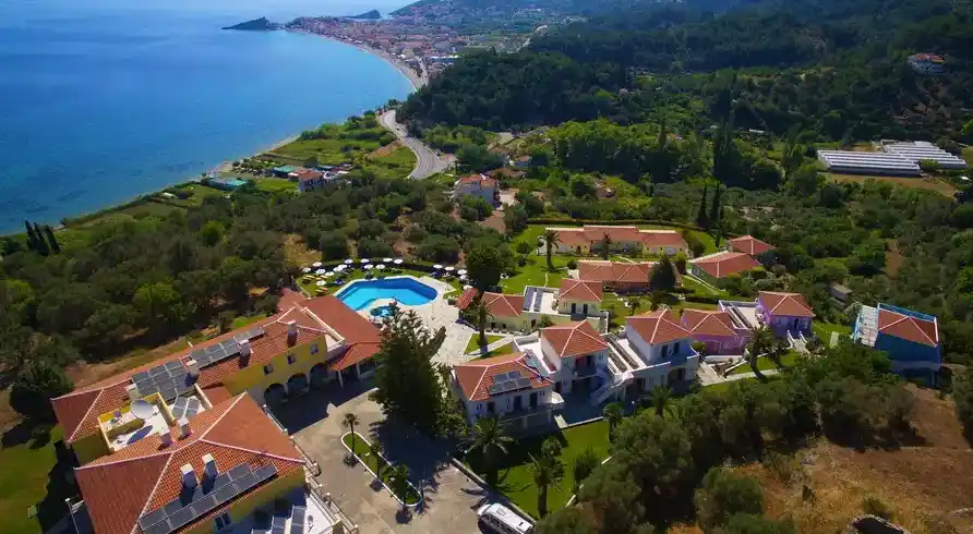 Ein luxuriöses Hotel mit einem Pool und umliegenden Gebäuden auf Samos, Griechenland. Die Lage bietet einen atemberaubenden