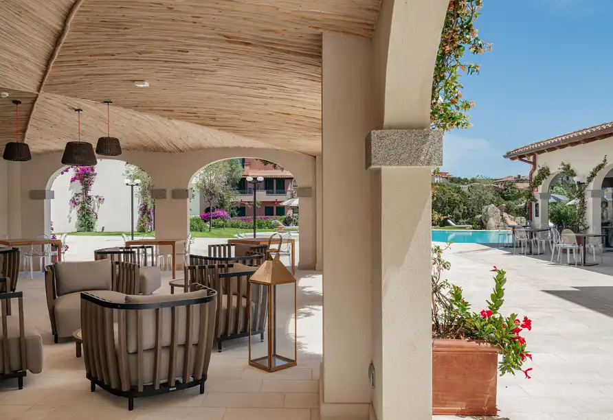 Ein Loungebereich im Hotel Reitenberger in Marienbad mit einem Indoorpool. Möbel aus Holz und Metall, Dekoration mit