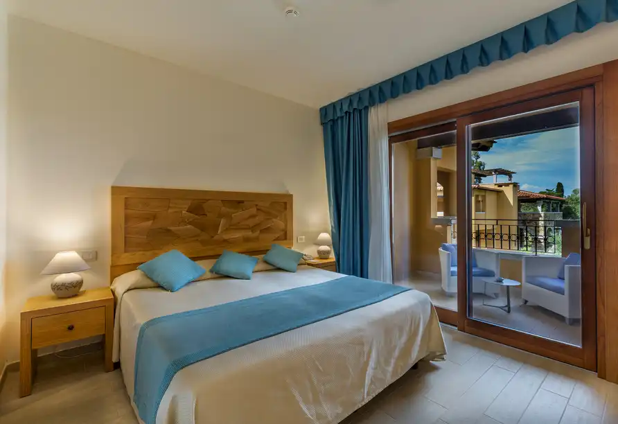 Ein Schlafzimmer mit Blick auf einen Balkon