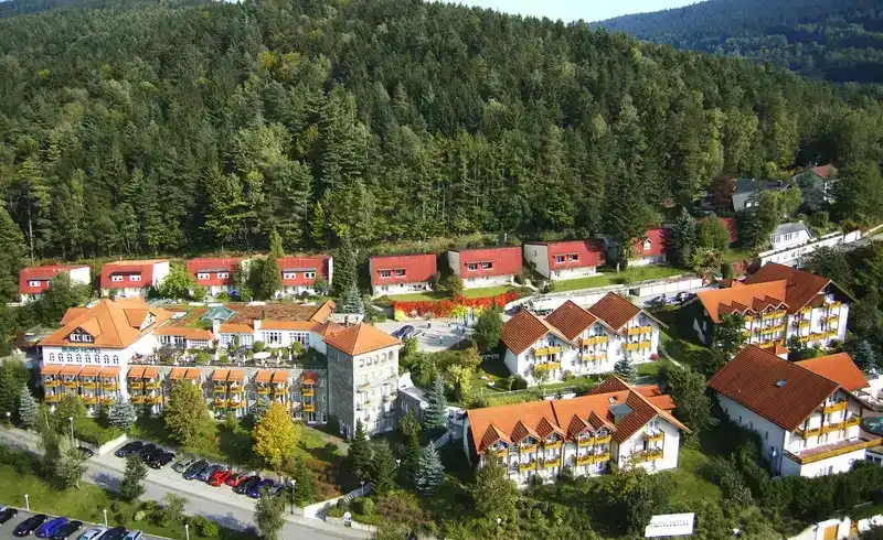 Das Burghotel am hohen Bogen in Neukirchen, ein ruhiges Gebiet am Waldrand. Das Hotel verfügt über vier Gebäude mit