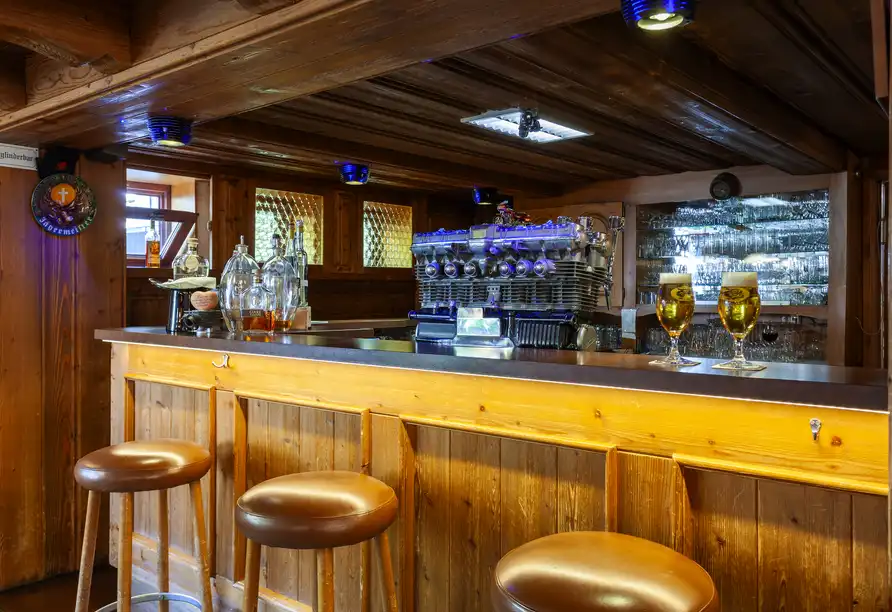 Ein Barbereich im Hotel Sauerländer Hof in Willingen mit Holenzäunen und Stühlen