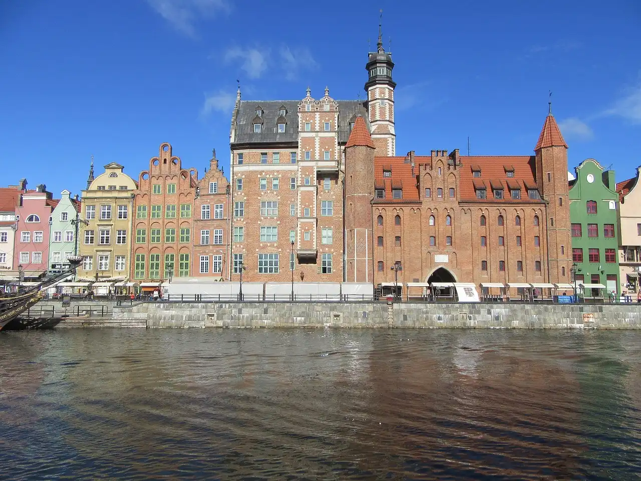 Die schöne Altstadt Danzig, die sich an einem Fluss entlang befindet. Die Architektur der Gebäude ist reich an Farbe und