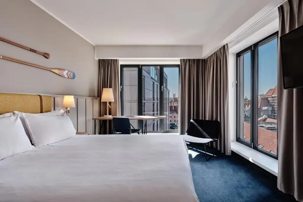 Ein modernes und komfortables Zimmer im Holiday Inn Danzig City Center. Das Zimmer verfügt über ein großes Bett mit weißen