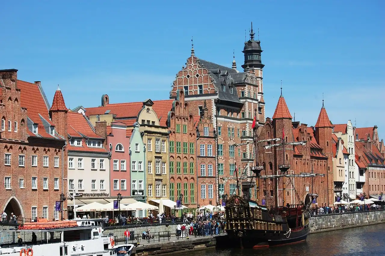 Die charmante Altstadt Danzig in Polen, mit ihren belebten Straßengängen, historischen Gebäuden und einem majestätischen