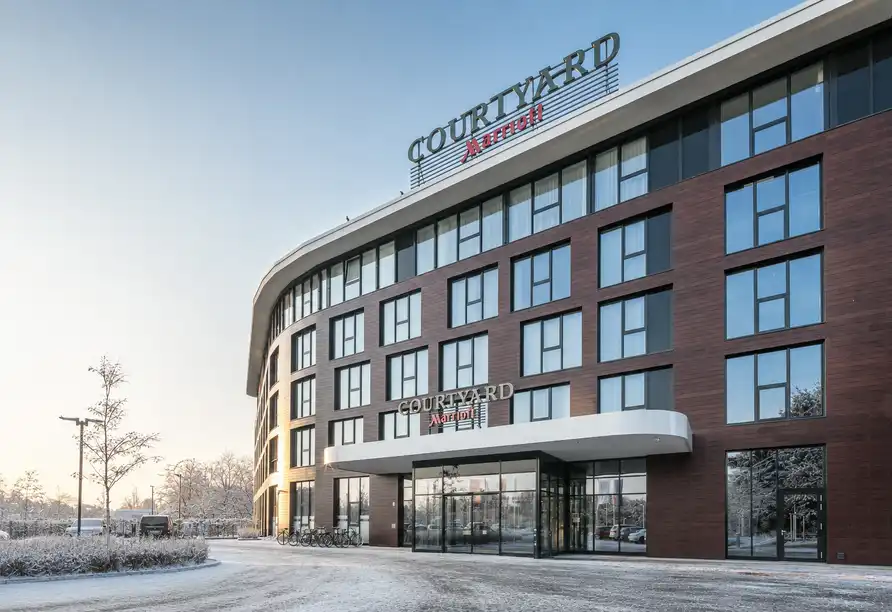 Das Courtyard Marriott Hotel in Wolfsburg. Das Hotel ist mit moderner Architektur ausgestattet und bietet einen Blick auf