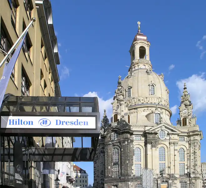 Das Hotel Hilton Dresden, ein luxuriöses Komforthotel mit 333 Zimmern, einem Executive-Lounge und einer großen Auswahl an