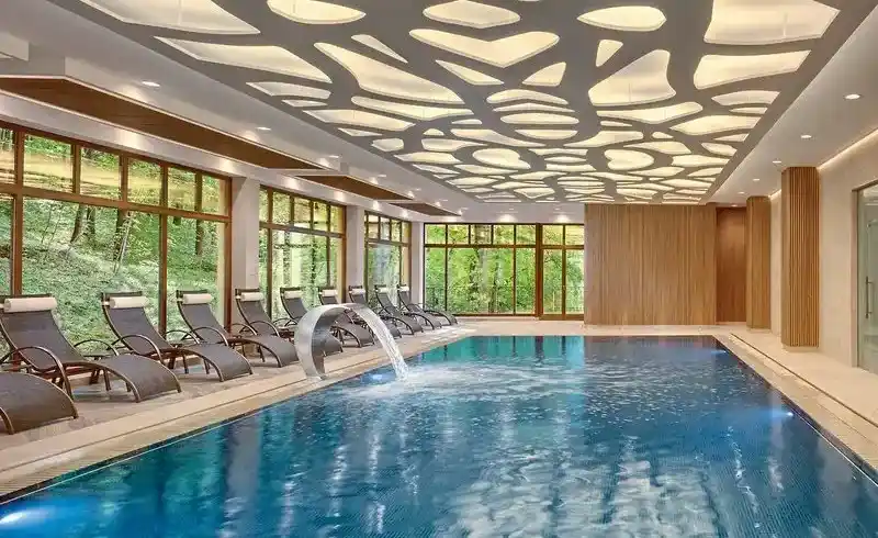 Ein Indoorpool des Ensana Svoboda Health Spa Hotel in Marienbad