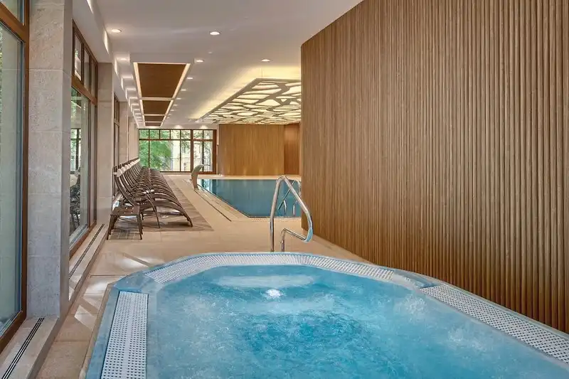 Ein Indoorpool im Ensana Svoboda Health Spa Hotel in Marienbad. Das Hotel bietet ein ruhiges Ambiente und ist nahe dem