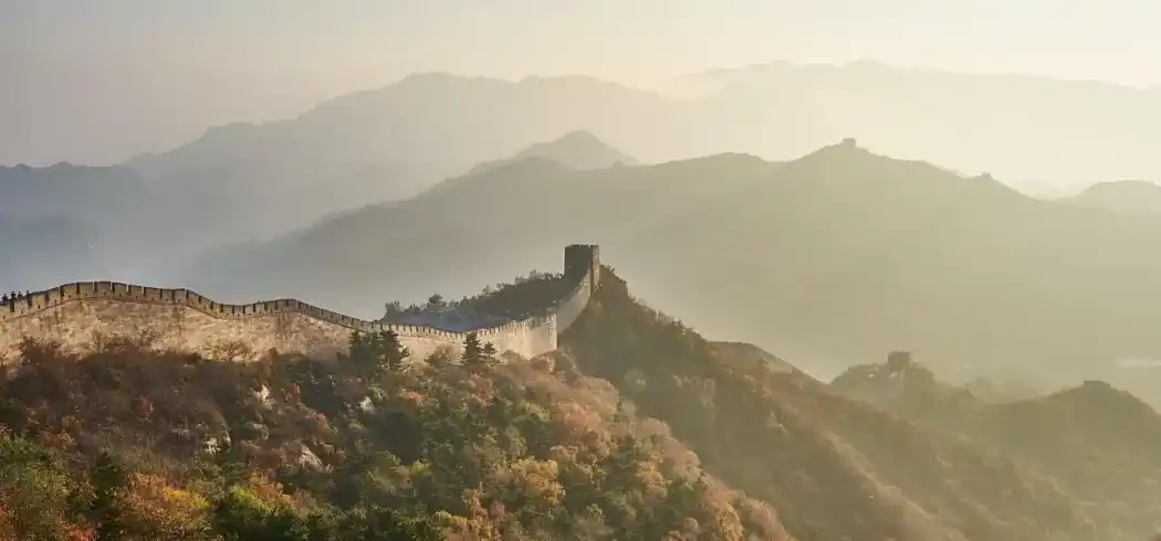 Die beeindruckende Umgebung des Great Wall of China, einem wichtigen Symbol der asiatischen Kultur und Geschichte.
