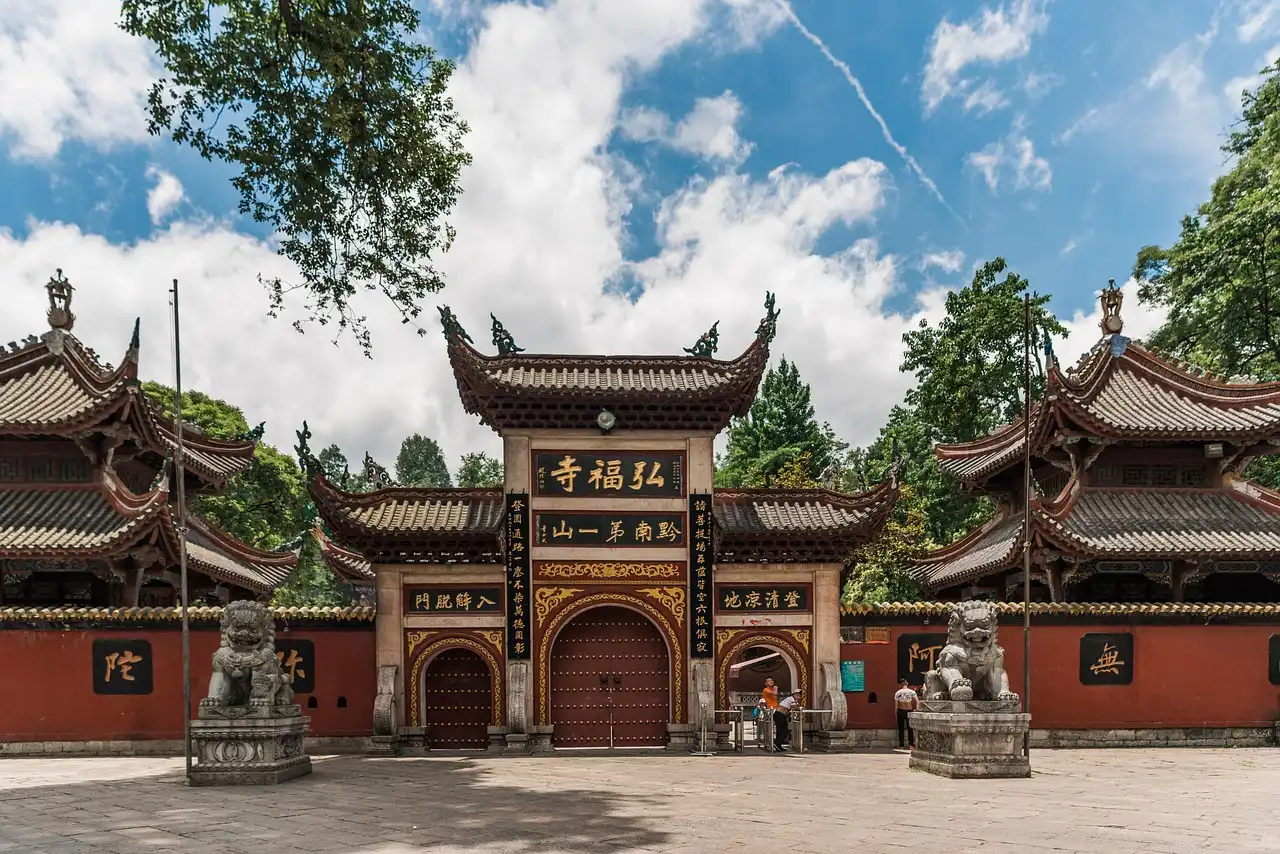 Das Eingangsbereich des Pagoden Tempels in Peking, China. Ein traditionelles chinesisches Architekturstil mit reichen