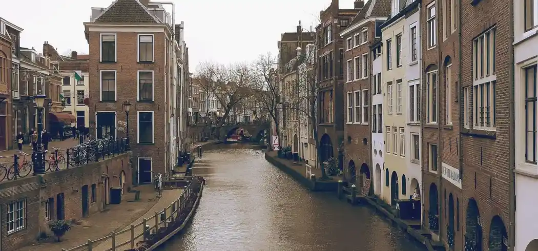 Grachtenblick auf historische Altstadt von Utrecht mit Backsteinhäusern und Brücke