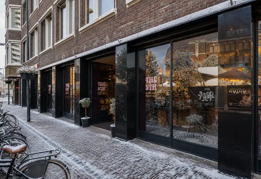 Eingangsbereich The 5th Bar im Stayokay Utrecht Center bei winterlichem Schneewetter