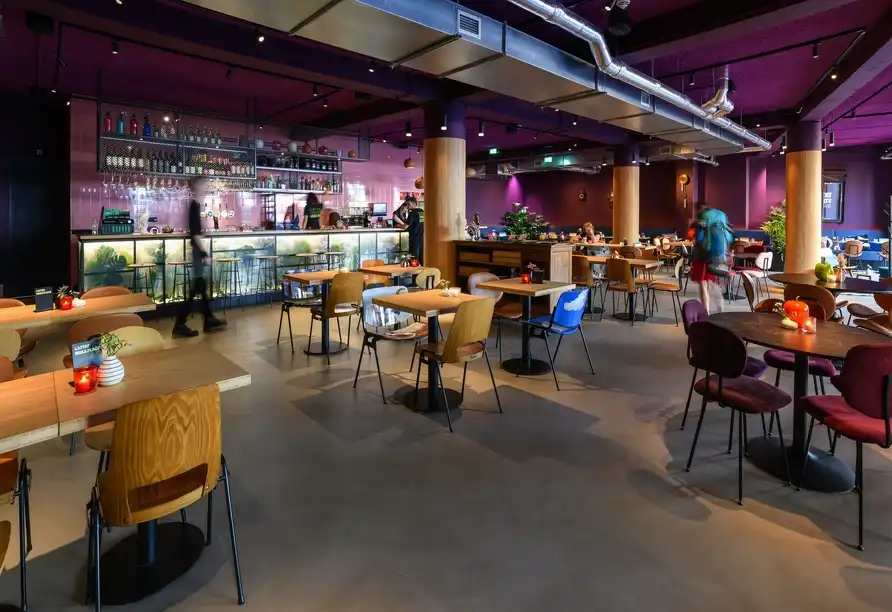 Gemütlicher Gastraum mit Bar und Sitzgelegenheiten im Stayokay Utrecht Center