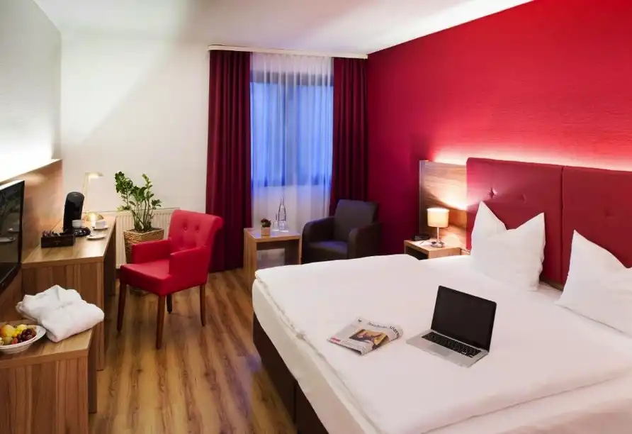 Gemütliches Doppelzimmer im Michel Hotel Wetzlar mit rotem Akzentwand-Design
