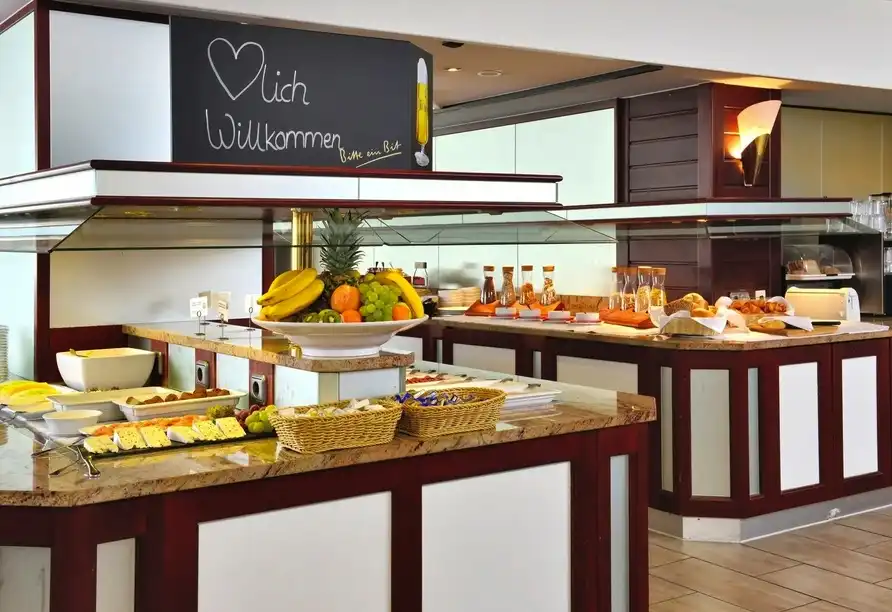 Frühstücksbuffet mit frischem Obst und Backwaren im Michel Hotel Wetzlar